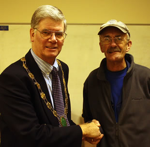 The Mayor thanks Brian Nash for his work setting up the Wincanton Christmas Tree